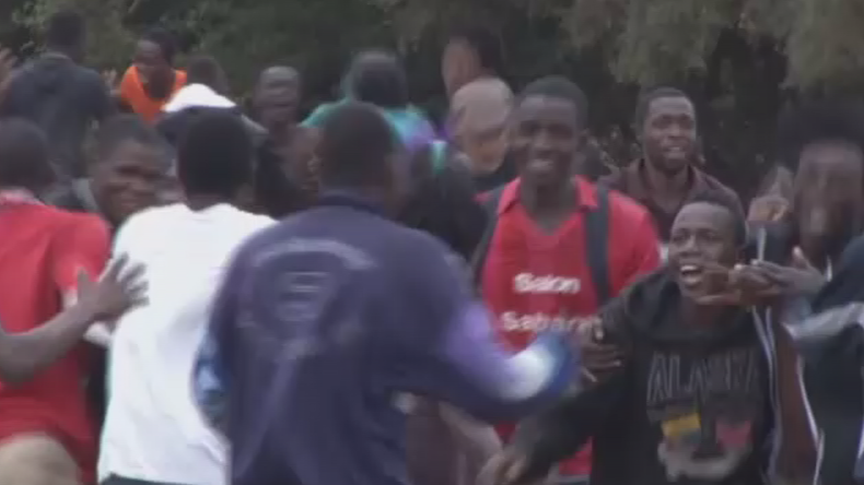 Des migrants fous de joie après leur entrée illégale dans l’enclave espagnole de Melilla (VIDEO)