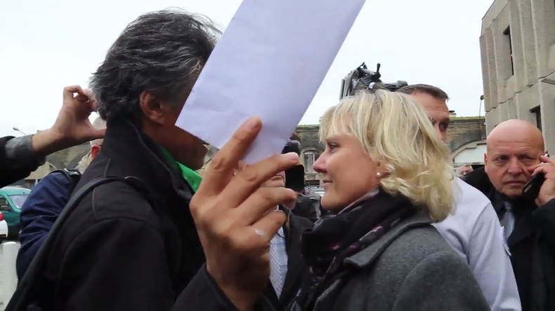 Nadine Morano tente de faire barrage à Rachid Nekkaz venu payer une amende anti-niqab à Toul