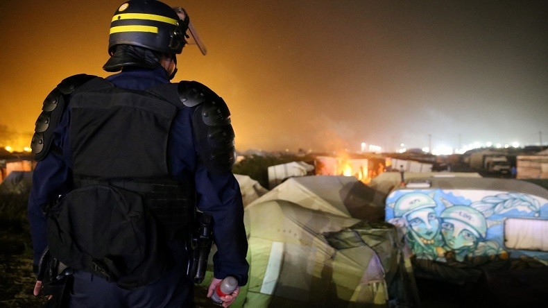 Incendies, bulldozer et policiers : retour en images sur le deuxième jour du démantèlement à Calais
