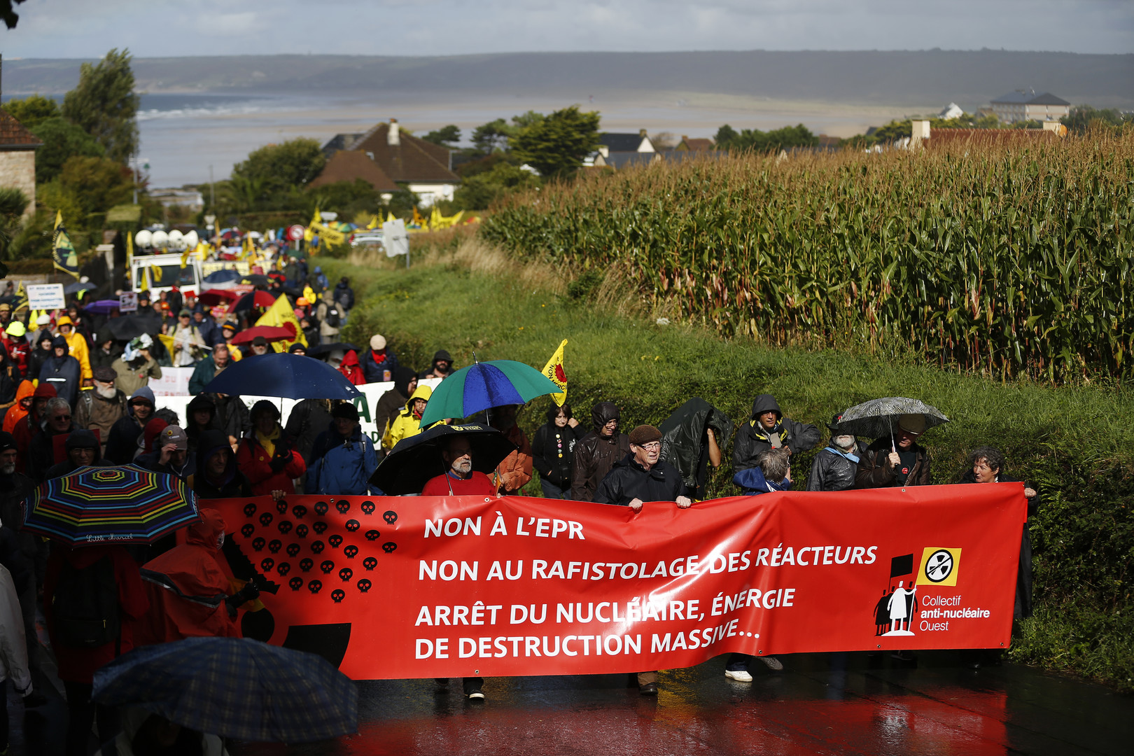 Nucléaire : plusieurs milliers de personnes manifestent contre l'EPR de Flamanville (PHOTOS, VIDEOS)