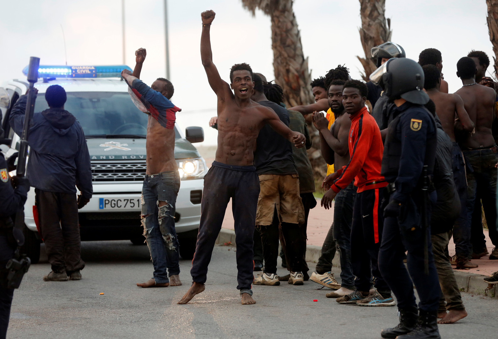 Maghreb : plus de 200 migrants forcent la frontière de l'enclave espagnole de Ceuta (IMAGES)