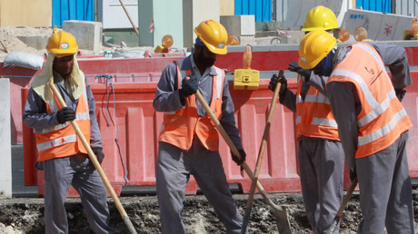 Des employés sur un site de construction à Doha, en novembre 2014.