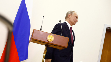 Le président russe Vladimir Poutine, lors d'une conférence de presse succédant au sommet diplomatique de Berlin du mercredi 19 octobre.