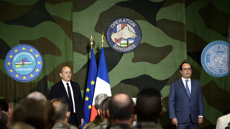 François Hollande à la base militaire Sangaris Mpoko à Bangui