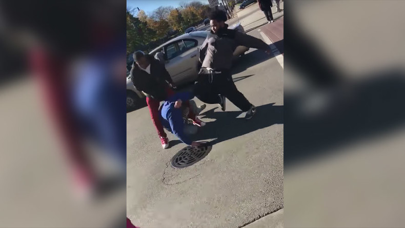 «Tu as voté pour Trump !» : un homme se fait violemment tabasser, puis voler sa voiture (VIDEOS)