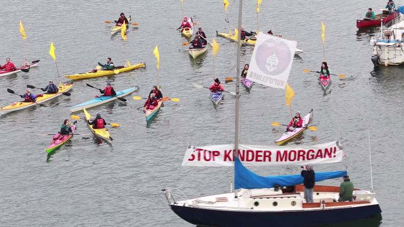 Canada : danses indigènes et rassemblement de kayaks à Vancouver contre un projet de pipeline