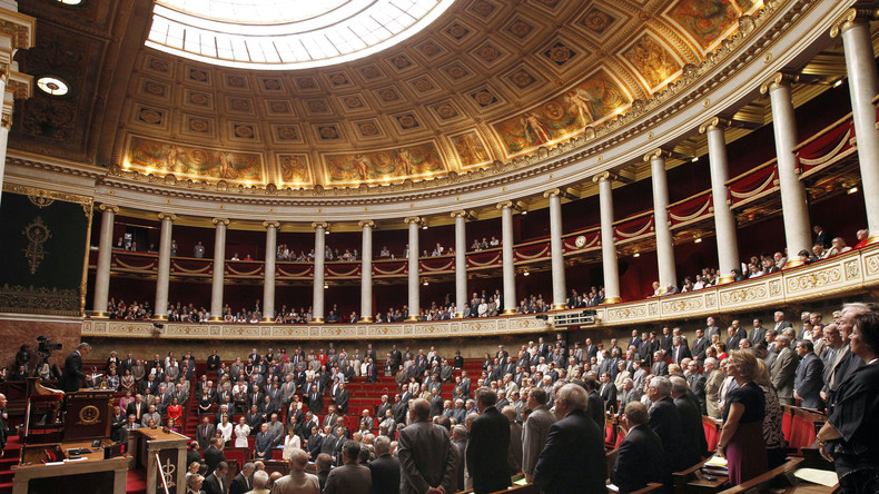 «Mais qui c'est ce con ?» : violente passe d'armes entre les députés français sur l'IVG (IMAGES)