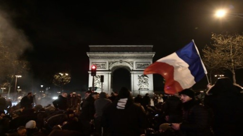 Manifestation à Paris de 200 policiers «en colère», entre la Concorde et l'Arc de Triomphe