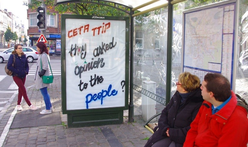 A Bruxelles, 80 affiches anti-TTIP et CETA remplacent des publicités traditionnelles (IMAGES)