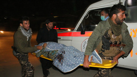 Une victime transportée vers les hôpitaux après une attaque de Daesh contre la communauté chiite afghane à Kaboul en octobre 2016