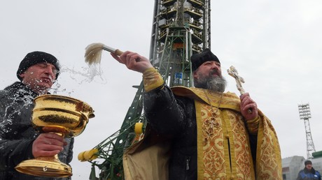  La fusée bénie par un prêtre de l'église orthodoxe