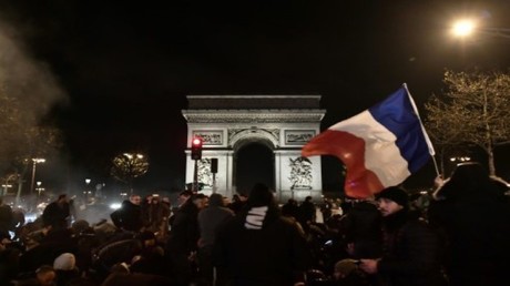  Les policiers qui manifestent près de l'Arc de triomphe, le 25 novembre 2016 à Paris