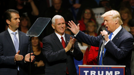 Donald Trump avec son fils Donald Trump Jr. (à gauche) et Mike Pence