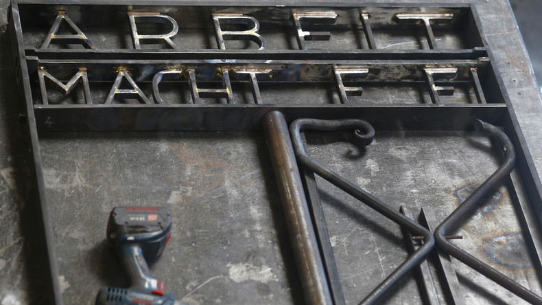Le portail du camp de Dachau «Arbeit macht frei» volé en 2014, retrouvé en Norvège