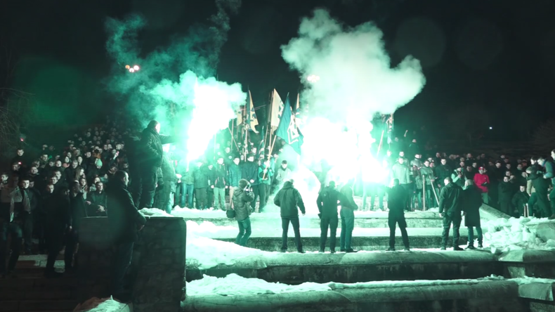 Près de 2 000 ultranationalistes ukrainiens défilent torches à la main à Kharkov (VIDEO)
