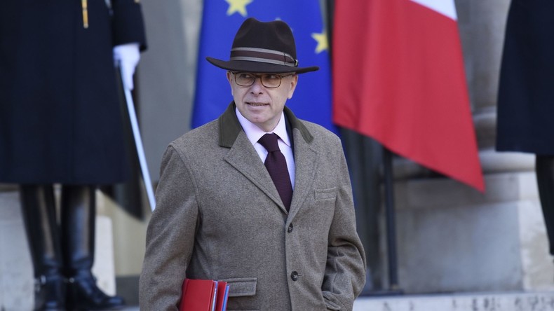 Insolite : quand Bernard Cazeneuve envoie un sexto en pleine réunion ministèrielle