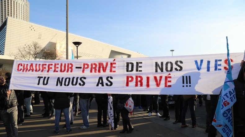 «Uber = esclavage moderne» : les chauffeurs VTC mobilisés à Paris contre leurs conditions de travail