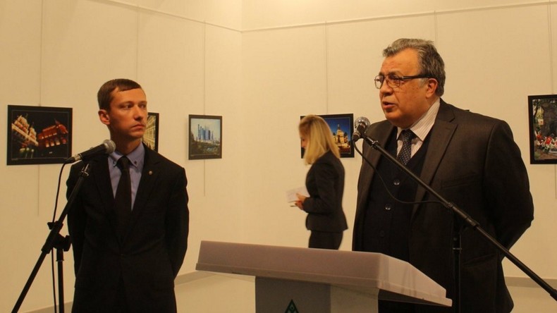 «Acte terroriste», «acte de haine» : le monde condamne l'assassinat de l'ambassadeur russe à Ankara