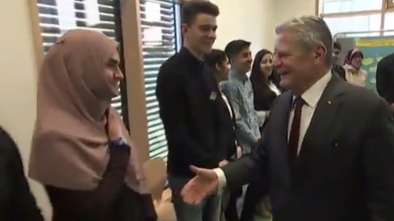 Une étudiante musulmane refuse de serrer la main du président allemand venu visiter son école
