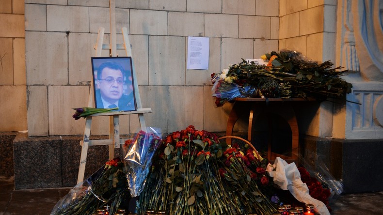 Les Moscovites déposent des fleurs à la mémoire à l’ambassadeur assassiné à Ankara