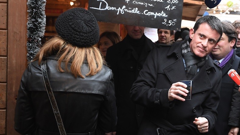Manuel Valls copieusement enfariné aux cris de «49.3, on n’oublie pas !» à Strasbourg (IMAGES)