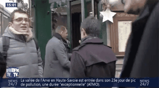 Manuel Valls copieusement enfariné aux cris de «49.3, on n’oublie pas !» à Strasbourg (IMAGES)