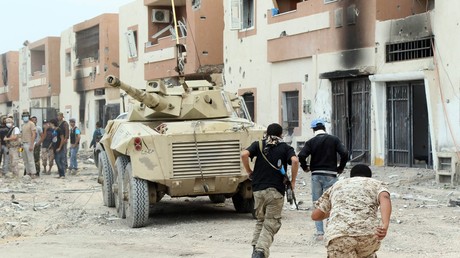Un tank des forces gouvernementales libyennes à Syrte lors des combats contre les terroristes de Daesh