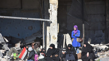 Des civils évacuent le quartier est d'Alep, jeudi 8 décembre