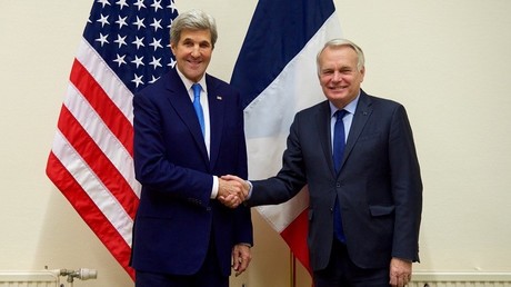 Jean-Marc Ayrault et John Kerry, qui s'étaient déjà rencontrés à Bruxelles le 6 décembre, se sont retrouvés à Paris pour réaffirmer leur soutien aux rebelles soi-disant 