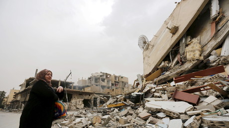 Une femme près de sa maison détruite par les bombardements djihadistes à Palmyre 