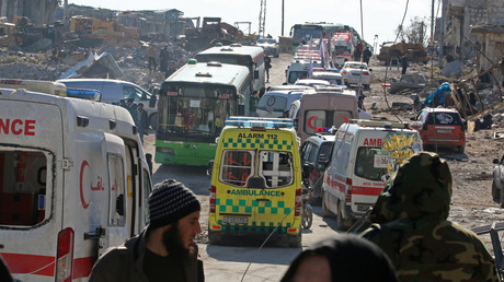 Des ambulances et des bus d'évacuation à Alep