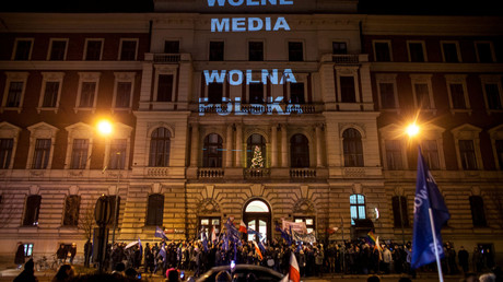 Des manifestants devant le parlement polonais 