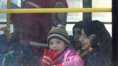 Une famille syrienne dans un des bus du convoi d'évacuation d'Alep-Est.
