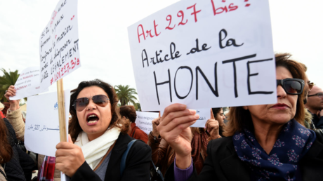 Manifestation contre la décision de la justice tunisienne autorisant le mariage d'une mineure de 13 ans avec le violeur qui l'avait mise enceinte.