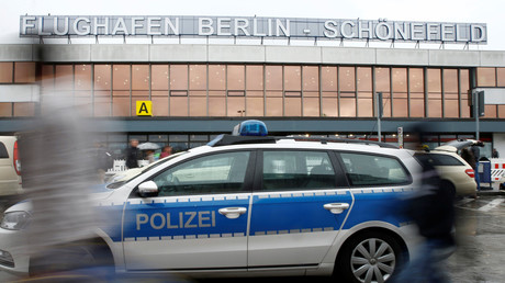 Une voiture de police devant l'aéroport berlinois de Schönefeld.