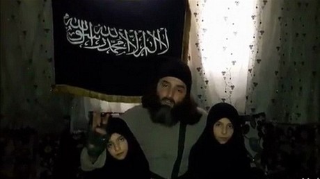 Un homme, identifié comme un combattant du groupe rebelle djihadiste Jabhat Fatah al-Cham (anciennement Front al-Nosra), envoie ses deux fillettes commettre un attentat-suicide à Damas