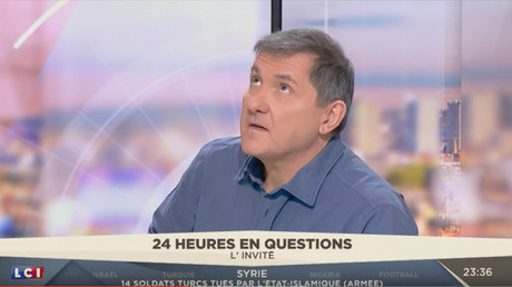 Yves Calvi, présentateur de l'émission «24 heures en questions» sur LCI, le 21 décembre 2016, capture d'écran YouTube, DR