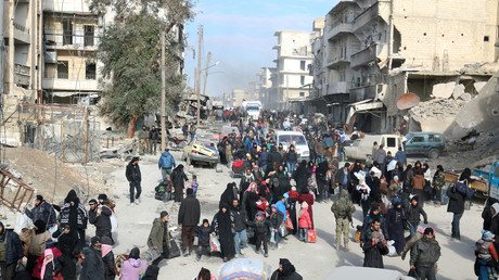 Les civils attendent leur tour pour être évacués de l'est d'Alep 