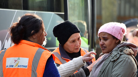 Une réfugiée mineure prise en charge par des bénévole à Calais avant le démantèlement de la «Jungle»