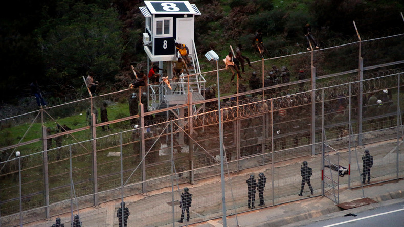 Espagne : cinquante policiers blessés dans l'assaut de mille migrants sur la frontière à Ceuta