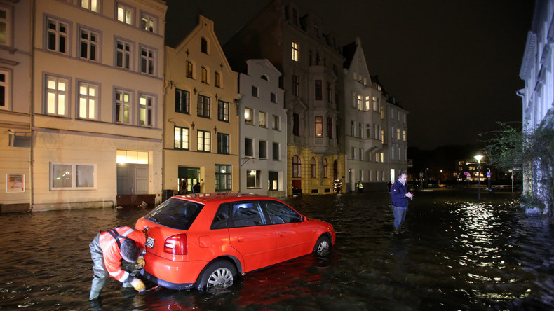 Le nord de l'Allemagne sous les eaux après le passage de la tempête Axel (PHOTOS, VIDEO)