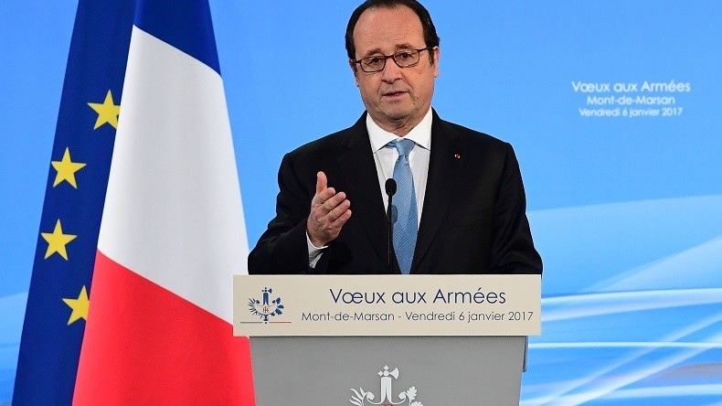 Adressant ses vœux à l'armée, François Hollande préconise une hausse du budget militaire