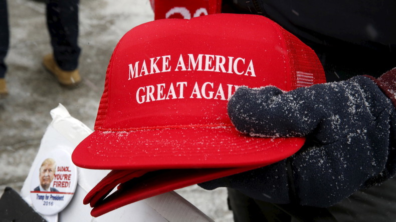 Un juge canadien porte la casquette de campagne de Donald Trump et se fait suspendre