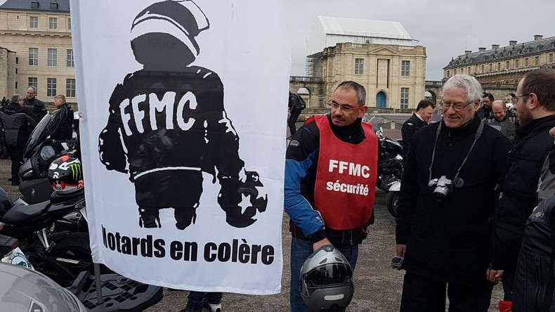 Paris : plus de 300 motards en colère manifestent contre les zones à circulation restreinte