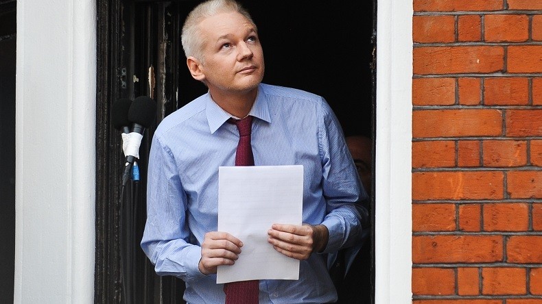 Assange refuse finalement de se laisser extrader, la peine de Manning ayant seulement été commuée