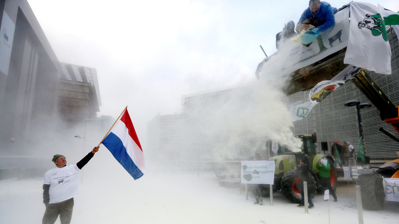 Des agriculteurs déclenchent une tempête de lait en poudre devant le Conseil européen à Bruxelles