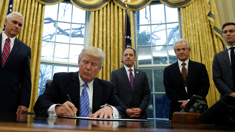 A peine à la Maison Blanche, Donald Trump fait feu de tout bois