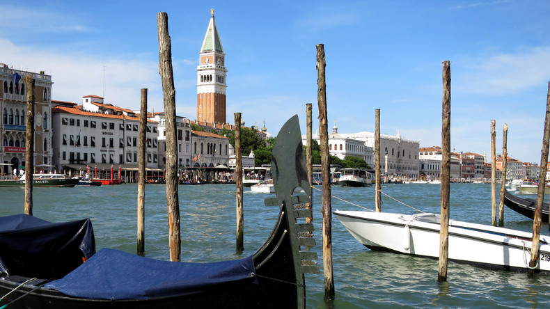 «Vas-y, rentre chez toi» : la foule se moque d'un réfugié qui se noie en plein Venise (VIDEO)