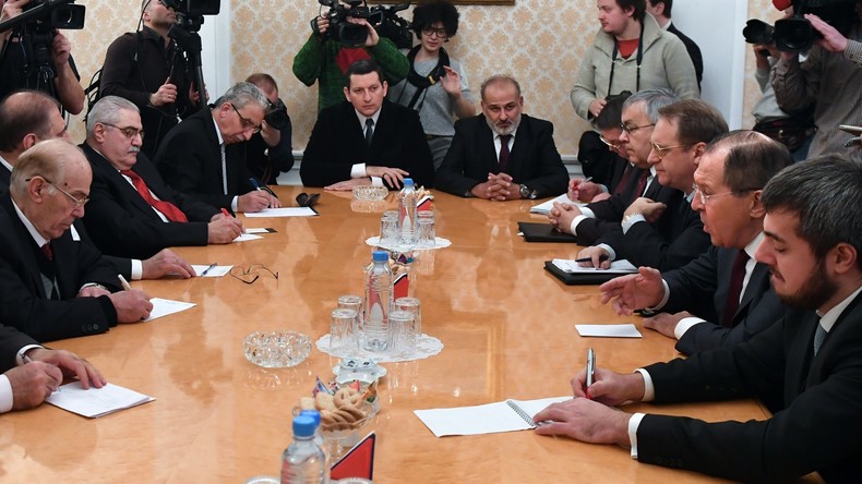 «L’inactivité de l’ONU est inacceptable», tonne Lavrov en parlant avec l’opposition syrienne