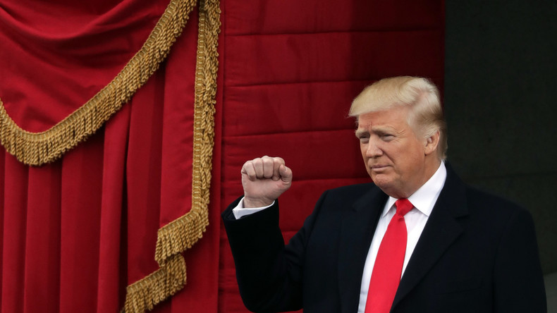 Trump défend son décret sur l'immigration, qui provoque colère et applaudissements dans le monde
